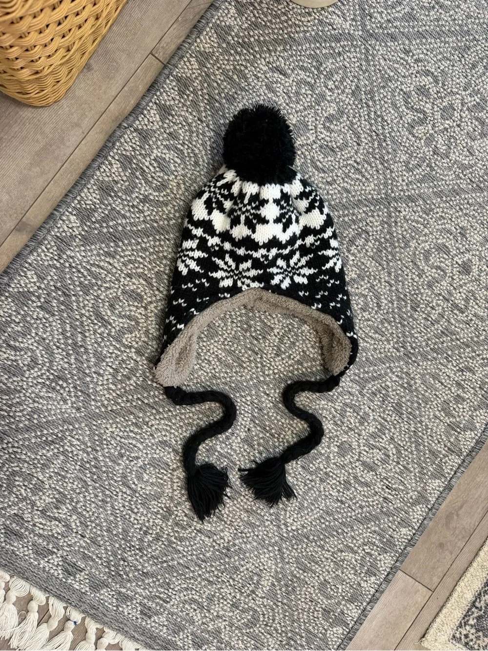 Peruvian-style winter hat features a Nordic snowflake pattern